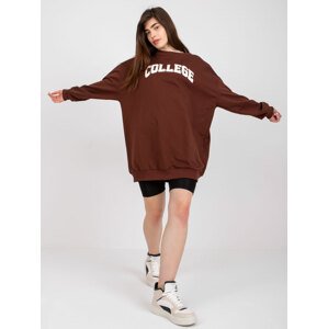 HNĚDÁ OVERSIZE MIKINA JESSICA S NÁPISEM "COLLEGE" -FA-BL-7649.85P-BROWN Velikost: ONE SIZE