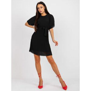 ČERNÉ ELEGANTNÍ PLISOVANÉ ŠATY MATYLDA S MAŠLÍ V PASE -DHJ-SK-9651-1.20-BLACK Velikost: ONE SIZE