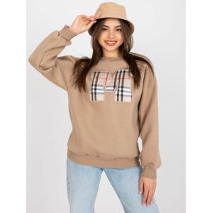 TMAVĚ BÉŽOVÁ MIKINA ELIZA S KÁROVANÝM PÍSMENEM "M" -EM-BL-U617.95 DARK BEIGE Velikost: ONE SIZE