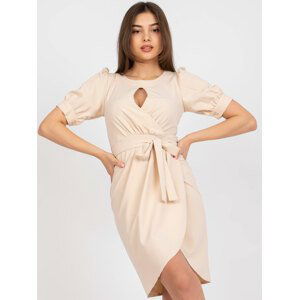 BÉŽOVÉ ELEGANTNÍ ŠATY S PÁSKEM -LK-SK-508622.06P-BEIGE Velikost: 38