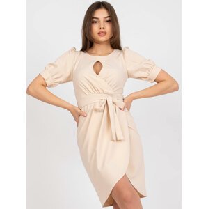 BÉŽOVÉ ELEGANTNÍ ŠATY S PÁSKEM -LK-SK-508622.06P-BEIGE Velikost: 40