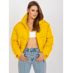 PROŠÍVANÁ ZIMNÍ ŽLUTÁ CROP BUNDA S PRUHY NA RUKÁVECH -EM-KR-MB8869.00P-YELLOW Velikost: ONE SIZE