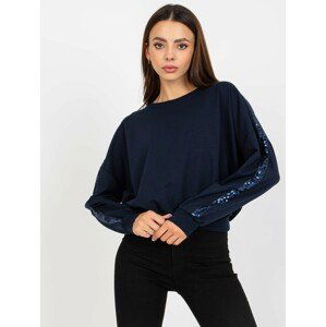 TMAVĚ MODRÁ DÁMSKÁ CROP MIKINA S FLITRY RV-BL-8067.88DARK BLUE Velikost: S/M