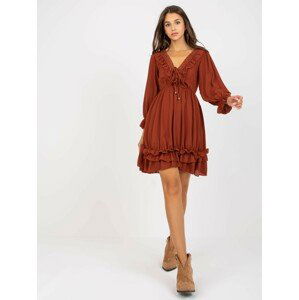 HNĚDÉ MINIŠATY S VOLÁNEM V BOHO STYLU -TW-SK-BI-0761-1.73P-BROWN Velikost: S