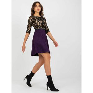 TMAVĚ FIALOVÉ ŠATY S KRAJKOVÝM SVRŠKEM -LK-SK-506582-1.92-DARK PURPLE Velikost: 38