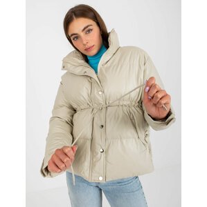 BÉŽOVÁ BUNDA SE STAHOVACÍ ŠŇŮRKOU -AI-KR-MC362.64-BEIGE Velikost: M/L