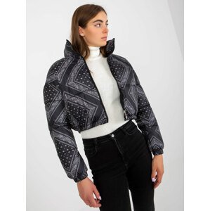 ČERNÁ VZOROVANÁ PROŠÍVANÁ CROP BUNDA -NM-KR-P22-6631.98P-BLACK Velikost: L