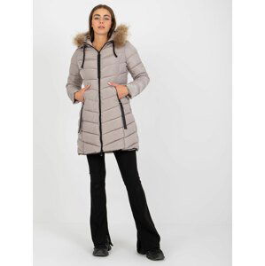 TMAVĚ BÉŽOVÁ DELŠÍ PROŠÍVANÁ BUNDA NM-KR-P22-6678-1.18P-DARK BEIGE Velikost: XL