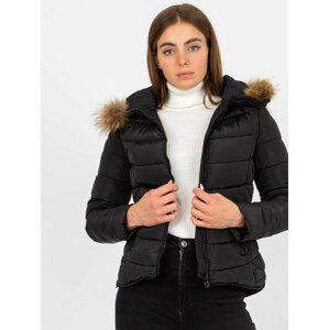 ČERNÁ KRÁTKÁ PROŠÍVANÁ BUNDA -NM-KR-P22-6627.13P-BLACK Velikost: M