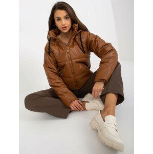 HNĚDÁ PROŠÍVANÁ BUNDA S KAPUCÍ NM-KR-H-923.37P-BROWN Velikost: M