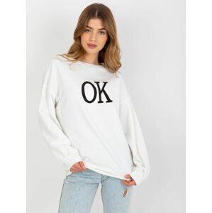 BÍLÁ MIKINA S NÁPISEM "OK" -EM-BL-ES-21-536.94-WHITE Velikost: ONE SIZE