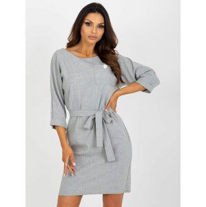 ŠEDÉ ELEGANTNÍ  MINI ŠATY S PÁSKEM -LK-SK-507724-2.01P-GREY Velikost: 36