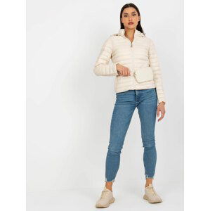 SVĚTLE BÉŽOVÁ PROŠÍVANÁ BUNDA S KAPUCÍ -NM-KR-D2-3880.99P-LIGHT BEIGE Velikost: XL