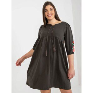 TMAVÉ KHAKI MINI ŠATY S VÝŠIVKOU RV-SK-8528.55P-DARK KHAKI Velikost: ONE SIZE