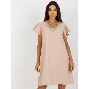 BÉŽOVÉ KOKTEJLOVÉ ELEGANTNÍ MINIŠATY S KRAJKOU WN-SK-VE45.09-BEIGE Velikost: L