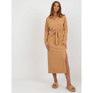 Světle hnědé midi šaty s rozparky a páskem LK-SK-509227.83P-camel Velikost: S/M