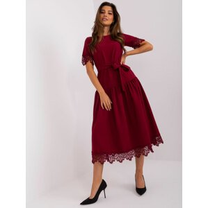 VÍNOVÉ MIDI ŠATY S KRAJKOU LK-SK-507326.85-BORDO Velikost: 36