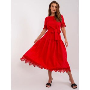 ČERVENÉ MIDI ŠATY S KRAJKOU -LK-SK-507326.85-RED Velikost: 36