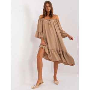 TMAVĚ BÉŽOVÉ ASYMETRICKÉ OVERSIZE MIDI ŠATY S VOLÁNEM DHJ-SK-6057.93-CAMEL Velikost: ONE SIZE