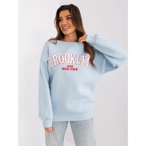 SVĚTLE MODRÁ MIKINA S NÁPISEM BROOKLYN -EM-BL-617-14.09-LIGHT BLUE Velikost: ONE SIZE