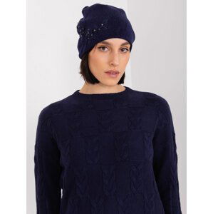 TMAVĚ MODRÁ ČEPICE S KVĚTINOVOU APLIKACÍ -AT-CZ-2329.79-DARK BLUE Velikost: ONE SIZE