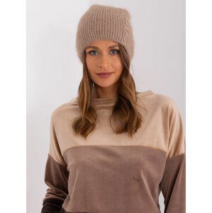 TMAVĚ BÉŽOVÁ ČEPICE S APLIKACÍ AT-CZ-2328.75-DARK BEIGE Velikost: ONE SIZE