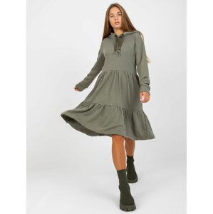 MIKINOVÉ VOLÁNOVÉ ŠATY S LESKLÝMI ŠŇŮRKAMI - KHAKI D10027C30287A3-KHAKI Velikost: XL