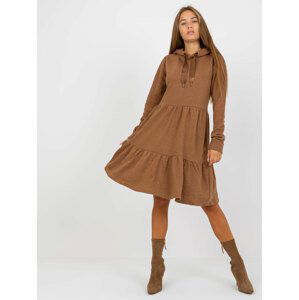 MIKINOVÉ VOLÁNOVÉ ŠATY S LESKLÝMI ŠŇŮRKAMI - HNĚDÉ D10027C30287A6-BROWN Velikost: XS