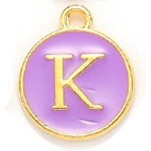 Kovový přívěšek s písmenem K, fialový, 14x12x2 mm