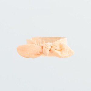 Kojenecká mušelínová čelenka New Baby Leny peach, vel. 56 (0-3m)