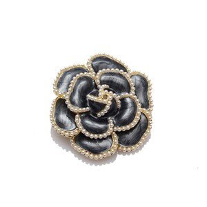 Ozdobná brož s černým květem kamélie a perlami BZ145