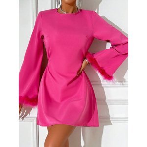 Efektní růžové šaty s pierkami