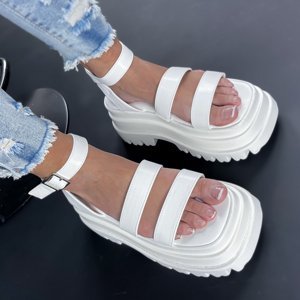 Bílé sandále na platformě