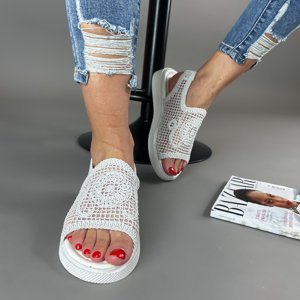 Bílé háčkované sandále