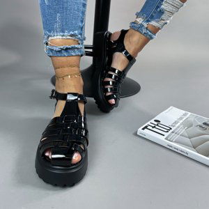 Černé lakované sandále