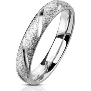 Ocelový prsten s pískovaným povrchem a diagonálními výbrusy Velikost prstenu: 62