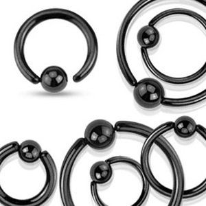 Černý ocelový segment (kroužek) s kuličkou fixovanou na jedné straně Velikost: 0,6 mm x 10 mm x 2 mm