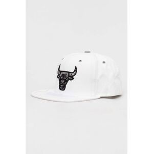 Kšiltovka Mitchell&Ness CHICAGO BULLS bílá barva, s aplikací