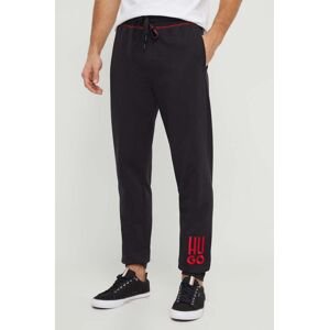 Bavlněné kalhoty HUGO černá barva, s aplikací