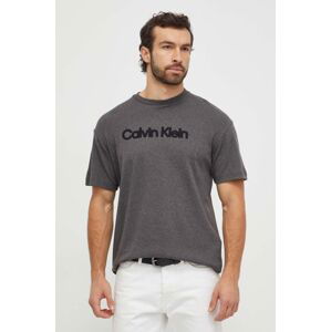 Bavlněné tričko Calvin Klein šedá barva, s aplikací, K10K112727