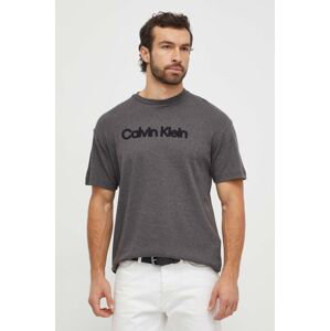 Bavlněné tričko Calvin Klein šedá barva, s aplikací, K10K112727