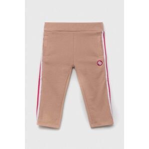 Dětské bavlněné kalhoty Guess růžová barva, s aplikací