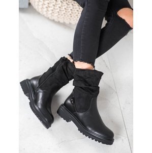Pohodlné  kotníčkové boty dámské černé na plochém podpatku