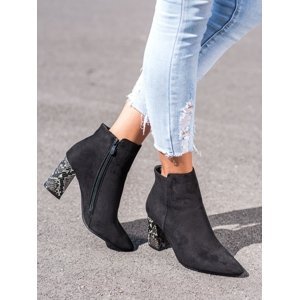 Pěkné  kotníčkové boty dámské černé na širokém podpatku