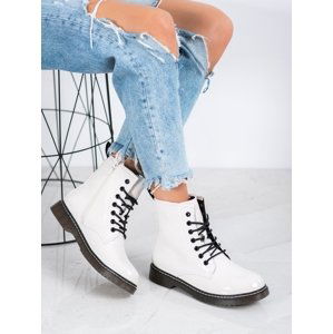 Komfortní  kotníčkové boty dámské bílé na plochém podpatku