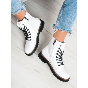 Trendy dámské  kotníčkové boty bílé na plochém podpatku