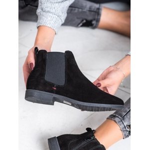Zajímavé dámské černé  kotníčkové boty na plochém podpatku