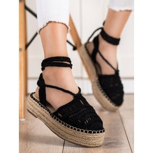 Praktické  sandály dámské černé bez podpatku