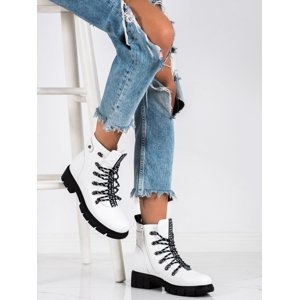Klasické bílé dámské  kotníčkové boty na plochém podpatku