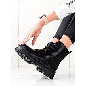 Exkluzívní  kotníčkové boty černé dámské na plochém podpatku